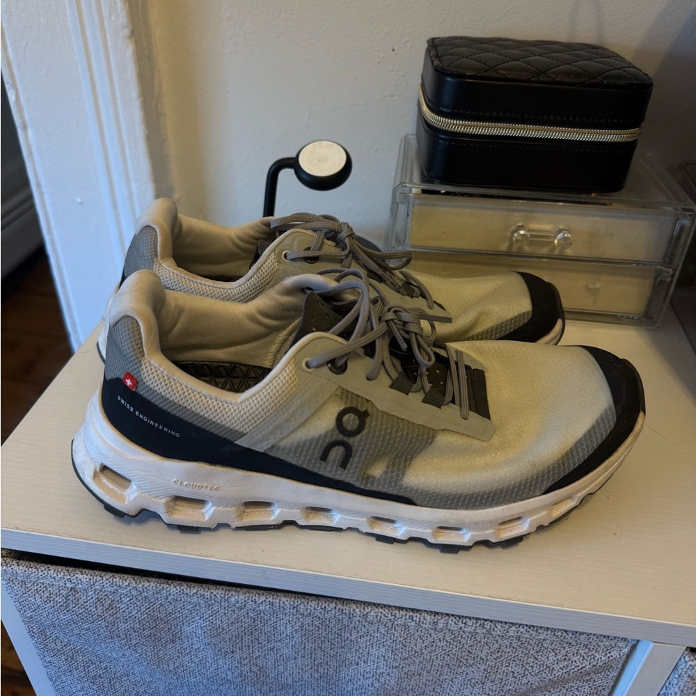 On Cloud Women’s Black, White, & Grey Athletic Shoes